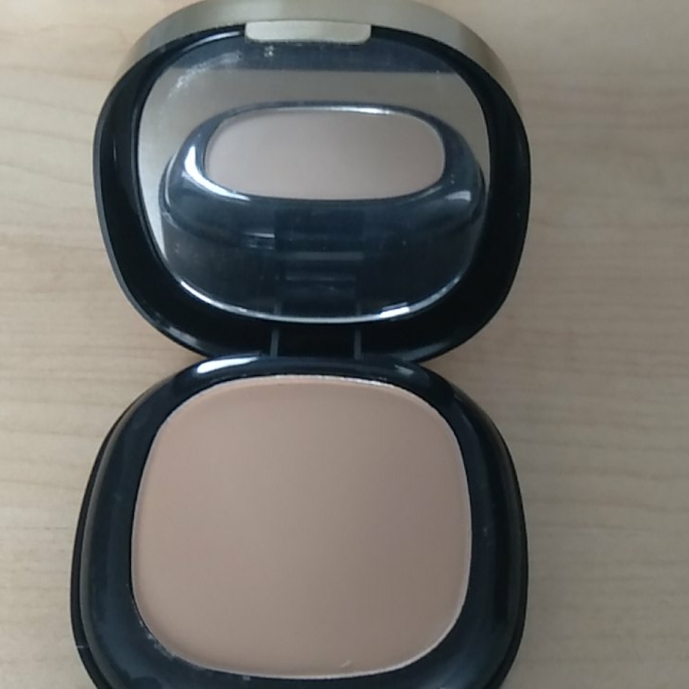 KYLIE POWDER PLUS FOUNDATION - Picture 3 of 6